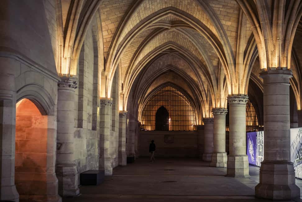 Paris: Notre Dame and Île de la Cité Walking Tour - Sainte-Chapelle, the Conciergerie, and Hôtel-Dieu: quick hits that pay off