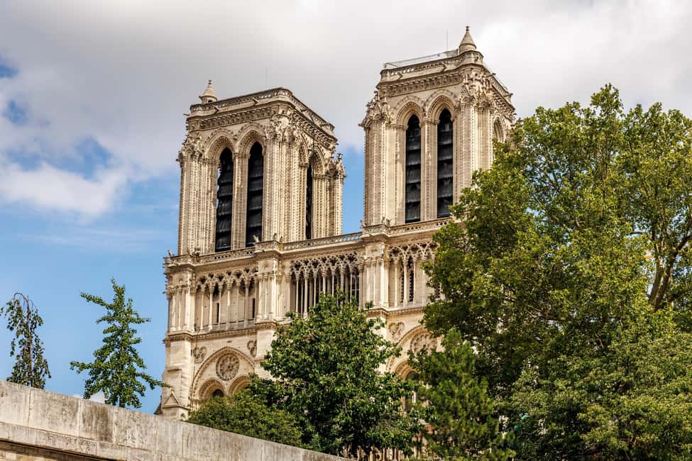 Paris: Notre Dame Outside Tour and Sainte Chapelle Ticket - Start at Pont Neuf: the easiest way to get oriented on Île de la Cité