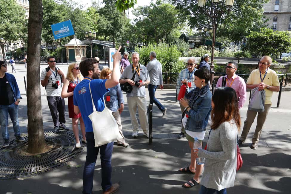 Paris: Notre Dame Outside Tour and Sainte Chapelle Ticket - The guides: why the storytelling can make or break it