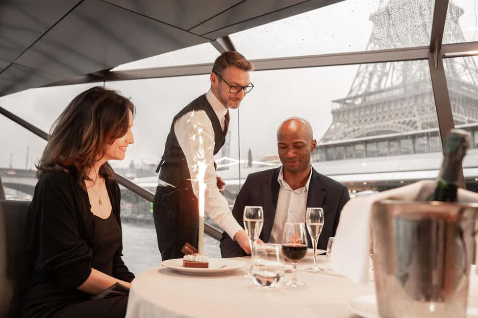 Paris : NYE Special Diner Cruise on the Seine River - Where the boat goes on the Seine: Île de la Cité, bridges, and river-side Paris