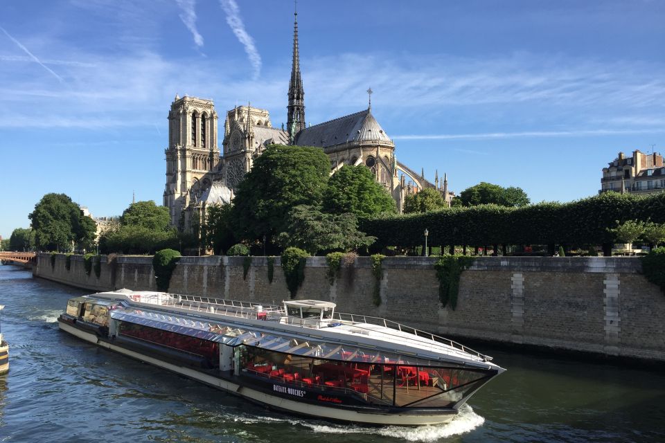 Paris : NYE Special Diner Cruise on the Seine River - Food and drink: French courses, wine, and vegetarian choices