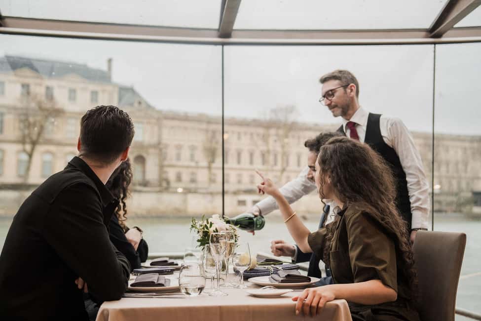 Paris : NYE Special Diner Cruise on the Seine River - Photo strategy: upper deck access and the Eiffel lights timing