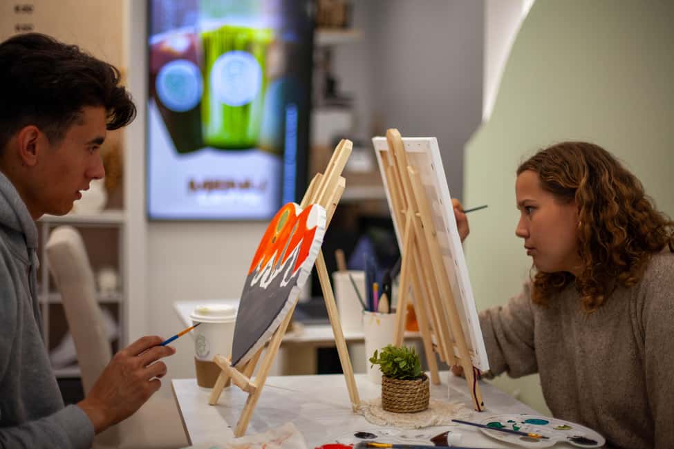 Paris : Painting experience in an art cafe - The guidance style: help without pressure