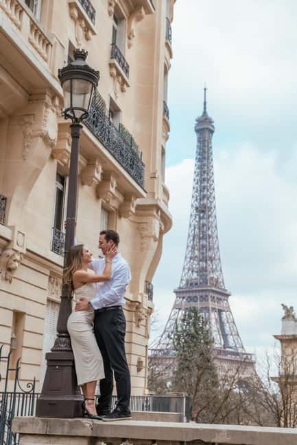 Paris photographer 1h near the Eiffel Tower or in Paris - Choosing Your Location: Eiffel Tower or Another Paris Backdrop