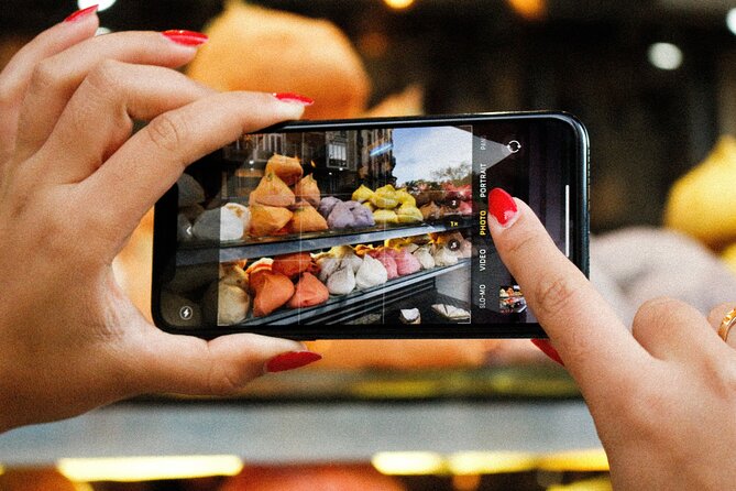 Paris Photography Tour - Self Guided Tour of Paris' Top Instagram Spots - Shakespeare and Company: bookshop energy plus easy picture moments