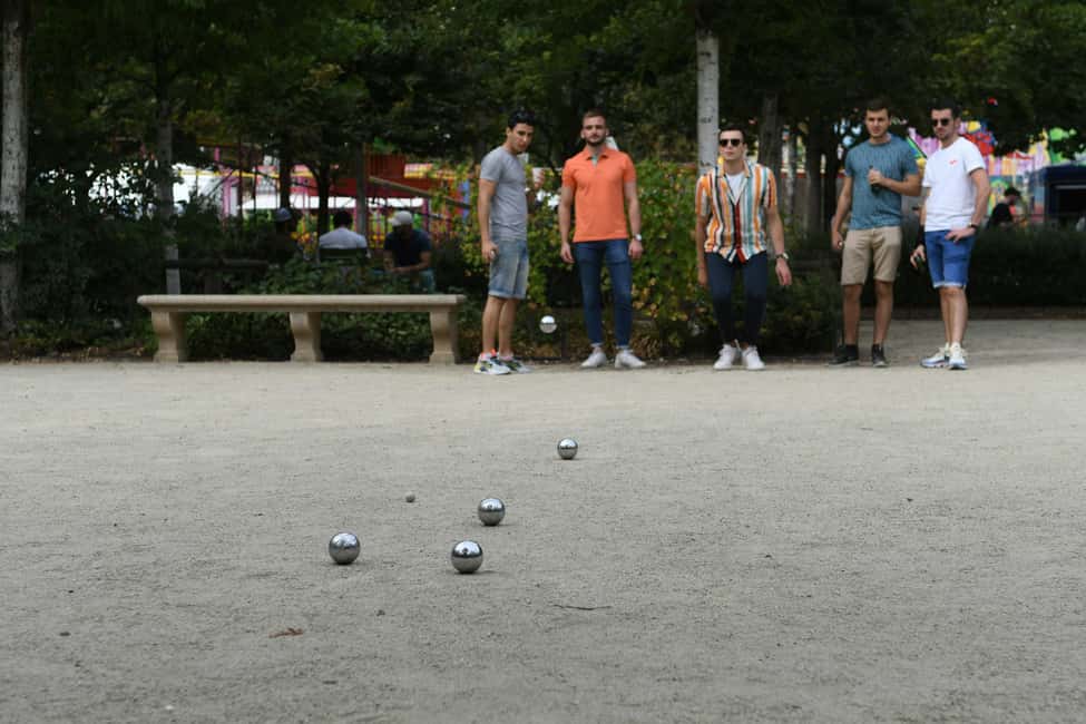 Paris: Pre-Dinner Drinks with Petanque Game (Bocce Ball) - What the instructor actually helps you do