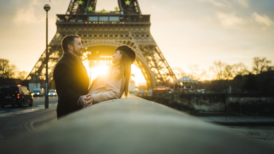 Paris: Premium Film Director Photoshoot & Natural Direction - Panos in action: comfort, humor, and bag-safe street shooting