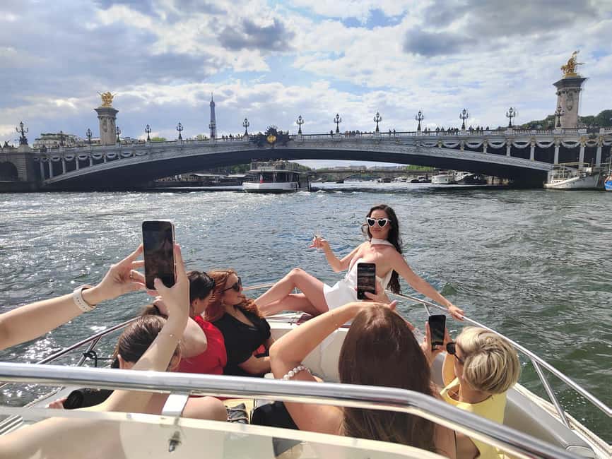 Paris: Private Boat Cruise on Seine River - Île de la Cité and Notre-Dame: Watching Paris from the Heart