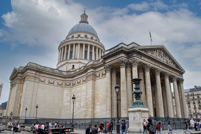 Paris Private Custom Tour: Half-Day Experience with a Local Guide - Stop 6: Pont Neuf, the old kings’ island, and a flower market (15 minutes)
