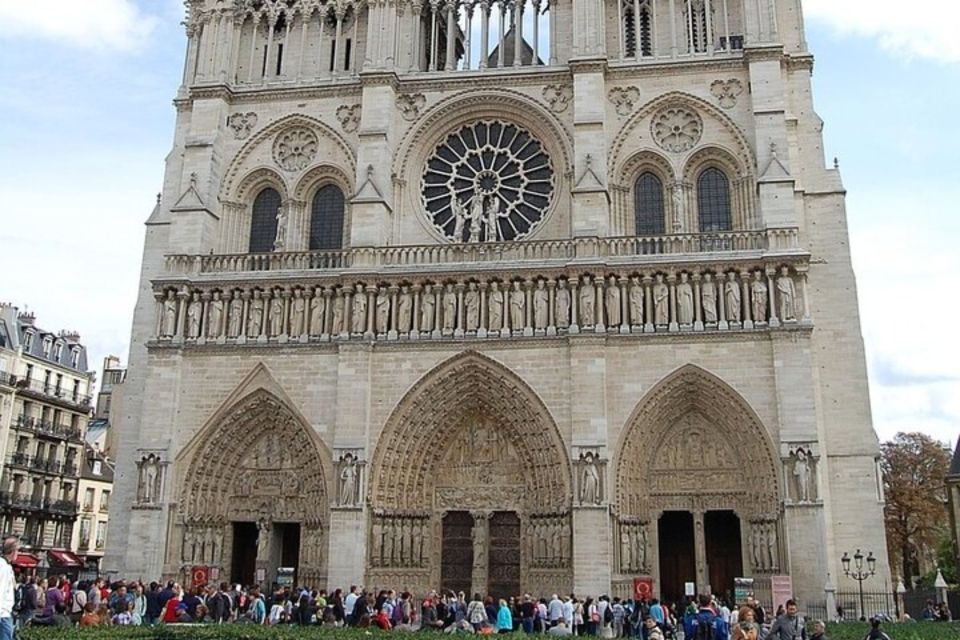 Paris: Private Custom Walking tour with A Local Guide - Photo stops and exterior views of famous monuments (without museum stress)