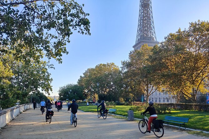 Paris : Private electric bike tour with wine and cheese tasting - Hôtel des Invalides and Place Dauphine: big monuments with real backstories