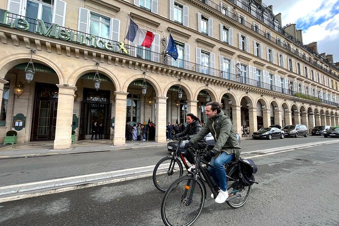 Paris : Private electric bike tour with wine and cheese tasting - Eiffel Tower, Pont Alexandre III, and the quick photo-stop rhythm