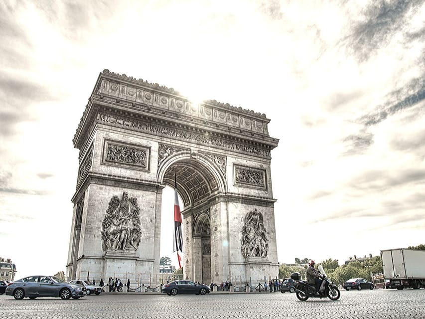 Paris: Private Layover Tour - Montmartre and Sacré-Cœur: the walking stop that gives you Paris perspective