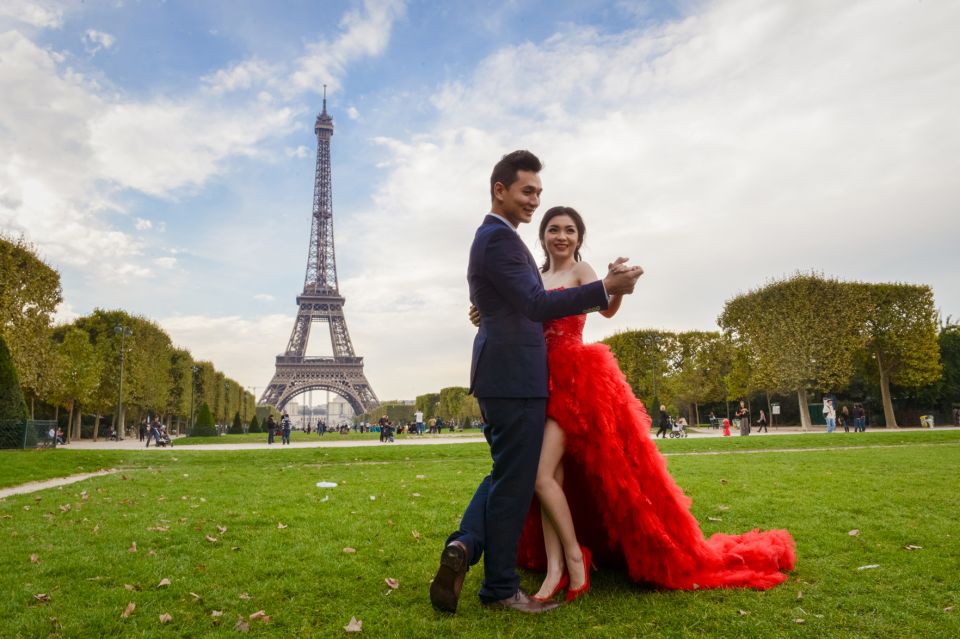 Paris: Private Professional Photo Shoot - A private Paris photo session that turns sightseeing into keepsakes