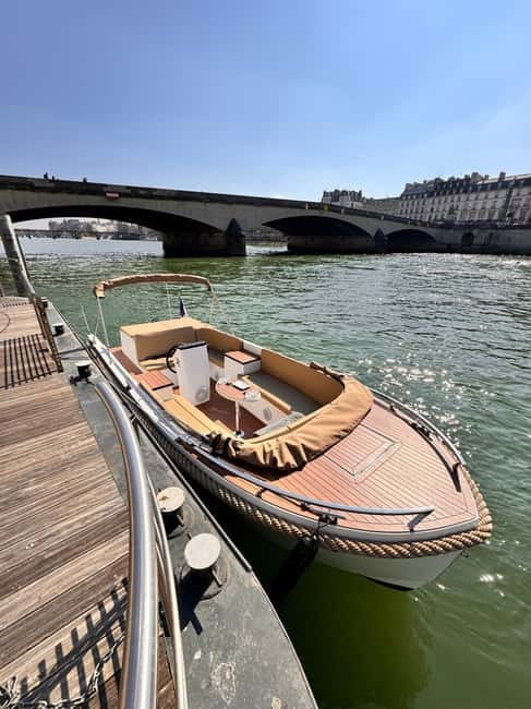 Paris: Private Small Boat Cruise with Rosé and Macarons - Rosé, macarons, and the comfort that makes the time feel short