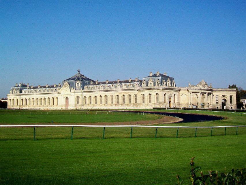 Paris: Private Tour of Domaine de Chantilly Ticket&Transfer - Grandes Écuries and the living horse museum: 30 competition horses on your clock