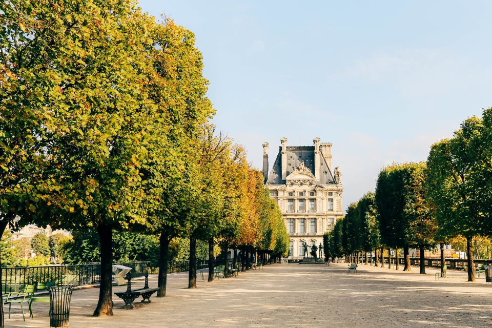 Paris: Private Tour with Locals – Highlights & Hidden Gems - Hidden corners vs. repeat-visitor expectations