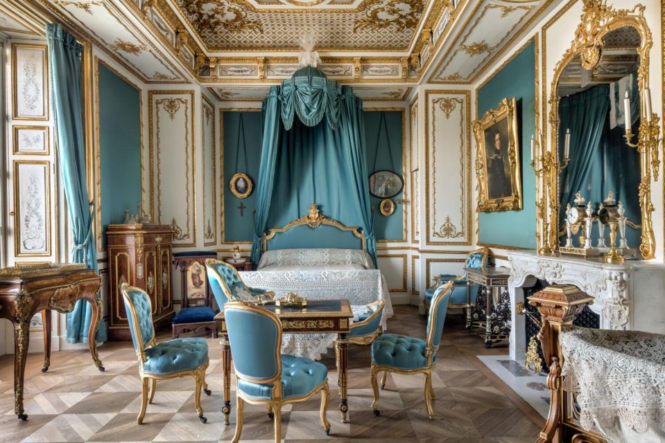Paris: Private transfer Château Chantilly van 7 places 5H - Stables and the racecourse vibe: why this place is about horses