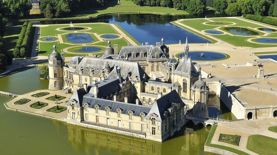 Paris: Private transfer Château Chantilly van 7 places 5H - Chantilly city center: what you can realistically fit in