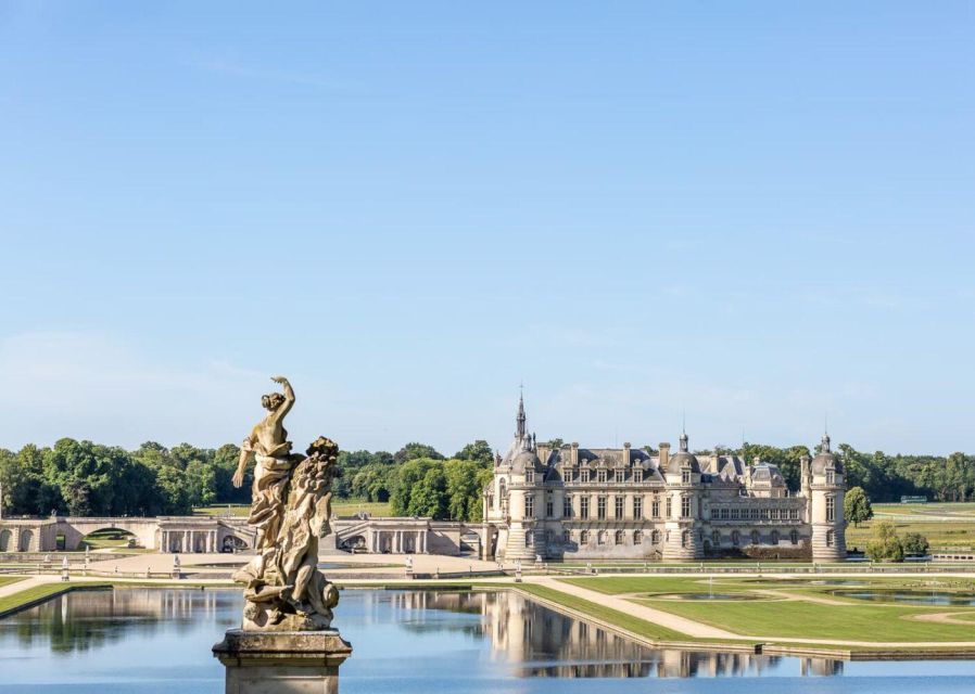 Paris: Private transfer Château Chantilly van 7 places 5H - Driver experience: helpful, but keep your plans tight