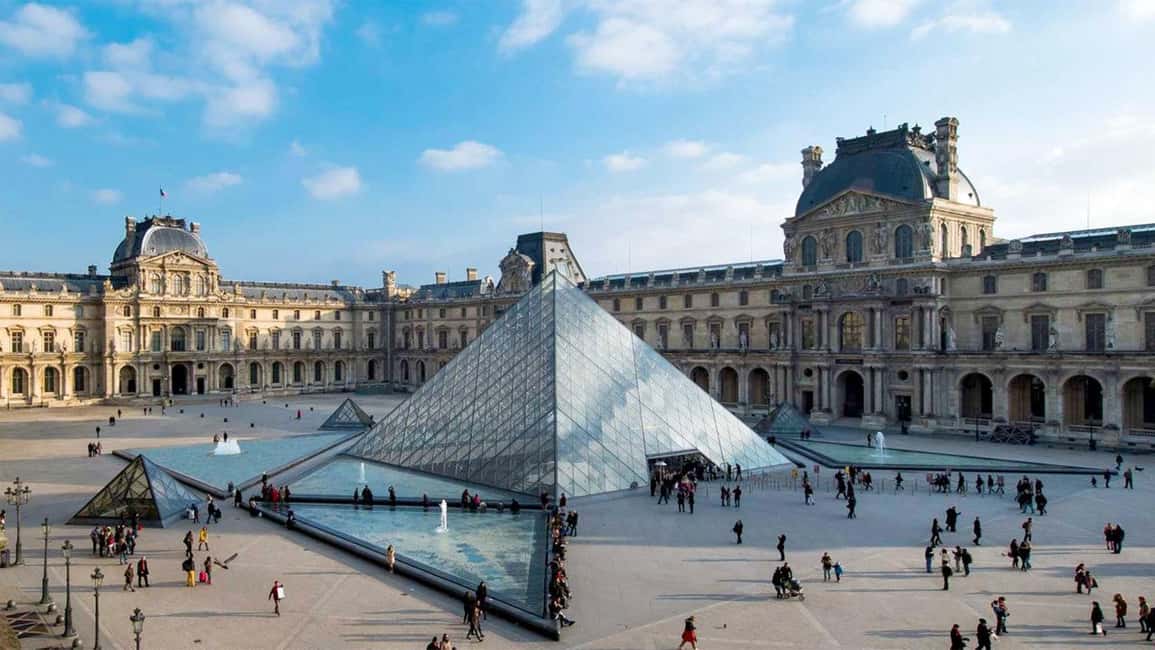 Paris: Private Walking Guided Tour of City's Highlights - Île de la Cité and Notre-Dame area: why this section sets the tone