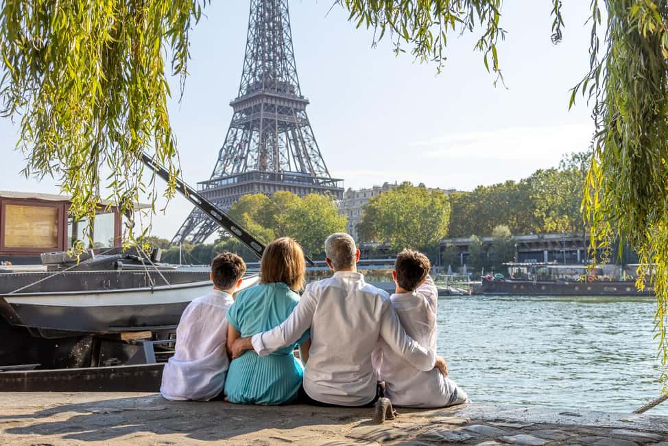 Paris: Professional Photoshoot - Why a private Eiffel Tower photoshoot beats solo selfie math