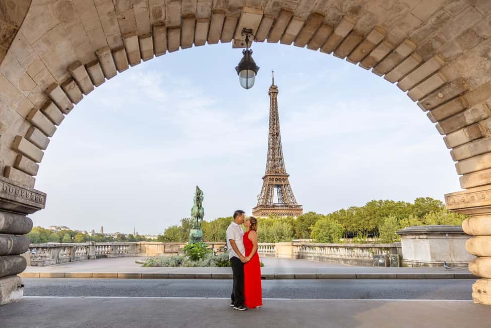 Paris: Professional Photoshoot - Posing guidance: how you avoid the stiff-feeling photos