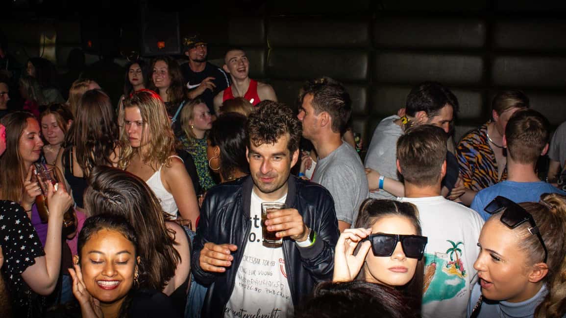 Paris: Pub Crawl with Shots and Nightclub Entry - A 4-hour Paris night built for meeting people