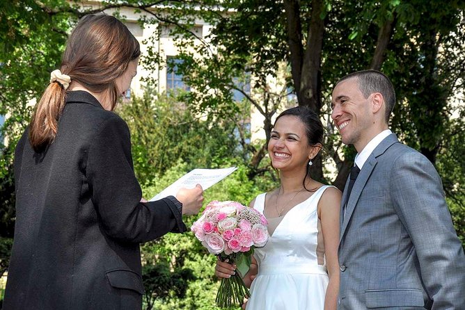 Paris Renew Your Wedding Vows Experience with Professional Photographer - Video Upgrade: 15–30 Minutes of HD Memory