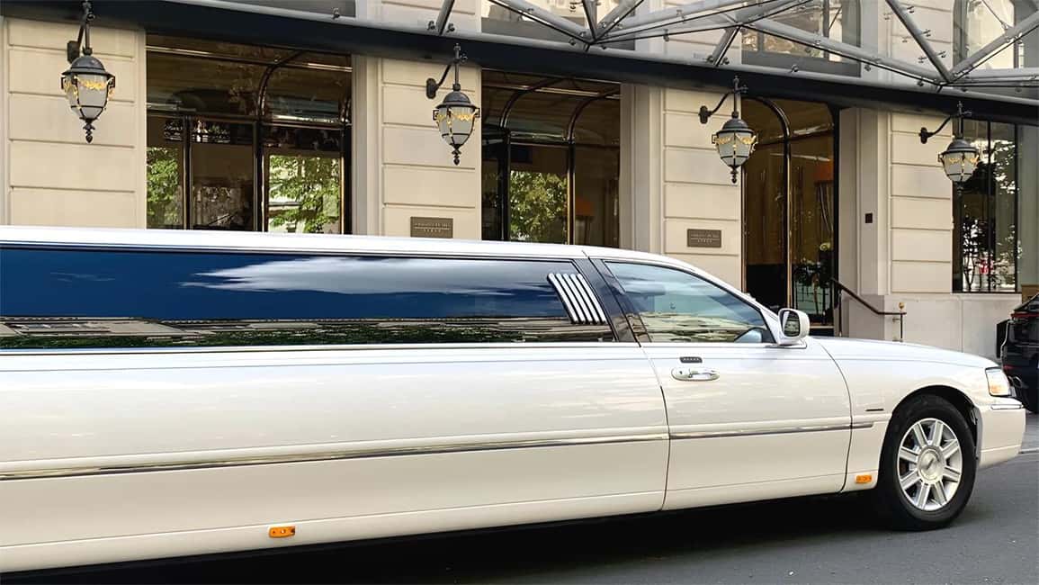 Paris: Romantic Limousine Tour - Champagne, Soft Drinks, Macaroons, and the Mood You Don’t Have to Create