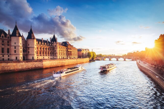 Paris Scavenger Hunt and Highlights Self-Guided Tour - The app experience: navigation without hand-holding