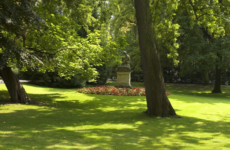 Paris Secret Gardens 1.30 hour long Walking Tour - Weather and conversation: why the tour format can still pay off