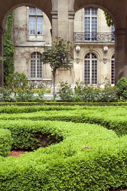 Paris Secret Gardens 1.30 hour long Walking Tour - Cemeteries and hospitals? Yes, and here’s why it works