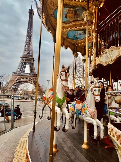 Paris: See 15 to 30 Top Sights with a Fun Guide - Moulin Rouge Photo Stop: Fun for Photos, Not for Planning a Meal