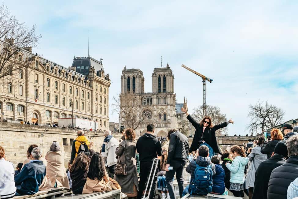 Paris: Seine Cruise and Macaron Tasting by the Eiffel Tower - Seating and weather: when roof views beat windows