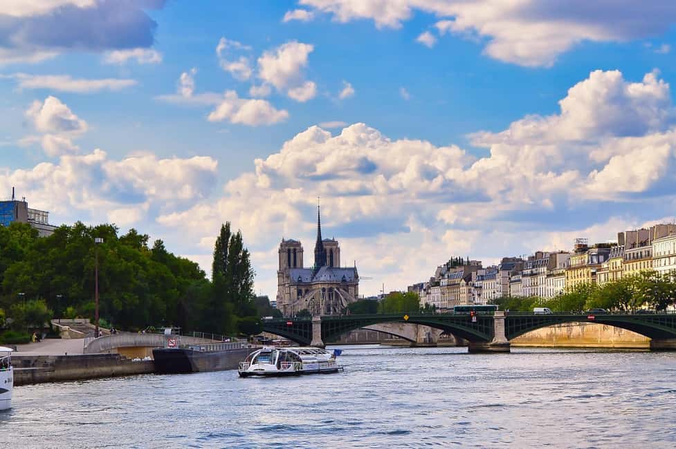 Paris: Seine Cruise with French breakfast near the boats - Quick Tips to Get Better Photos and a Better Audio Experience