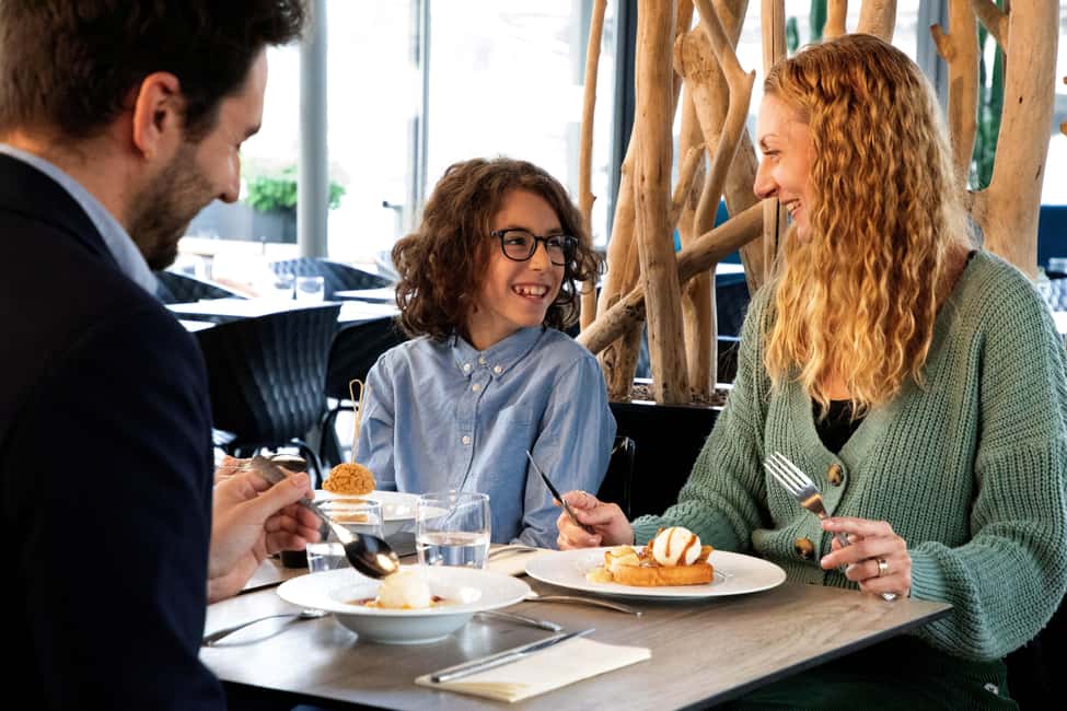 Paris: Seine River Cruise and 3-course Bistro Lunch - Starting at the Eiffel Tower: Bistro Parisien’s View and the Real Schedule