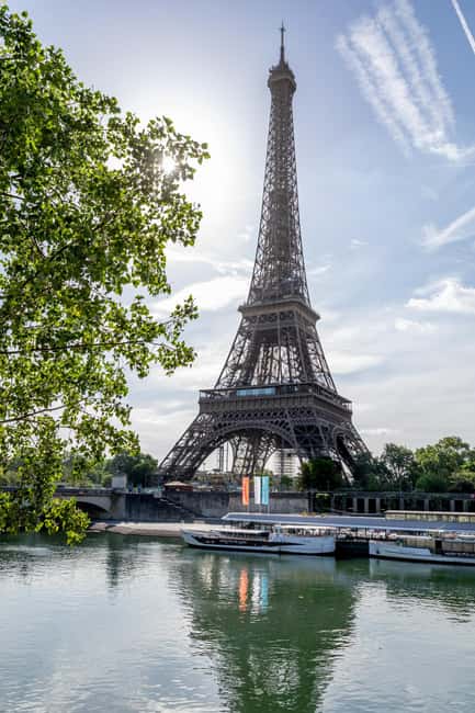 Paris: Seine River Cruise with Champagne from Eiffel Tower - Getting to Vedettes de Paris near the Eiffel Tower