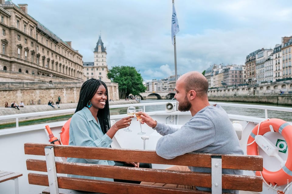 Paris: Seine River Cruise with Champagne from Eiffel Tower - Your one-hour route: landmarks you’ll see and why they matter