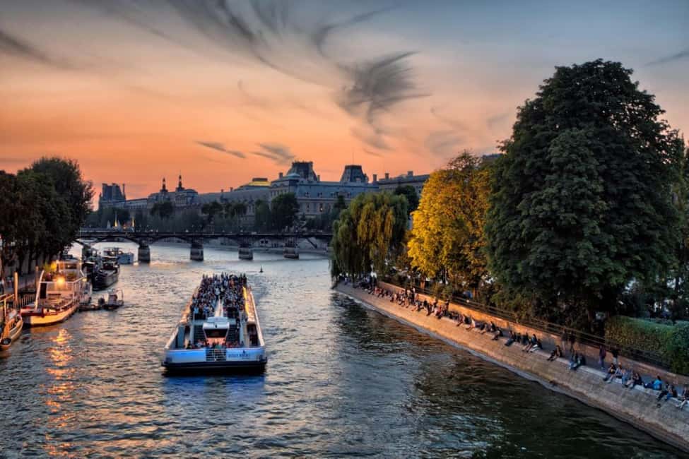 Paris: Seine River Cruise with Meringue or Hot Chocolate - A one-hour Seine River cruise with real Paris landmarks