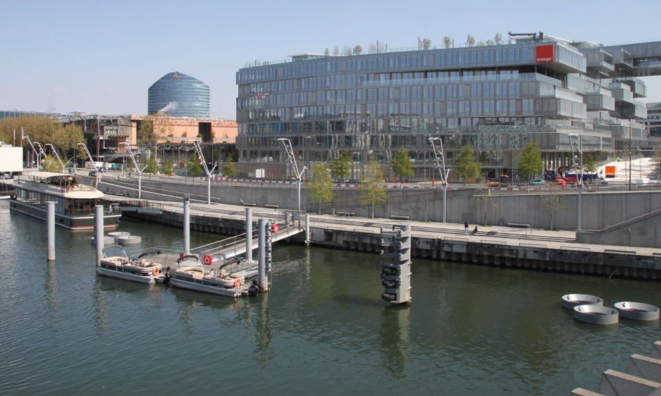 Paris: Seine River Private Guided Pontoon Boat Cruise - Logistics you should plan for before you go