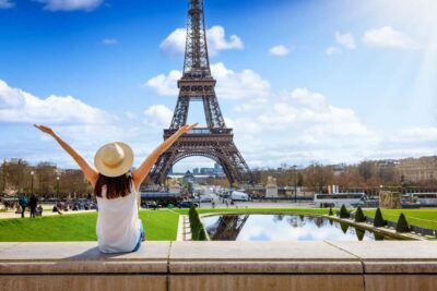 Paris: Skip-the-Line Eiffel Tower and Trocadero Gardens Tour - Finding Square de Yorktown and your green Walks sign
