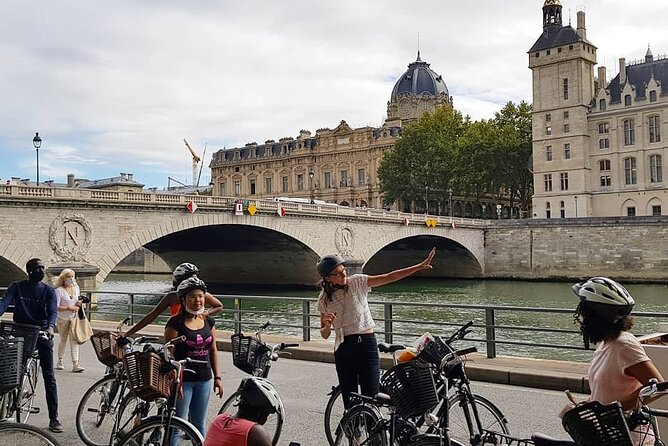 Paris Small Group Guided Bike Tour of Must-See Sights - Place de la Concorde and the Seine ride: built for photos and orientation