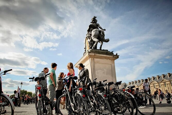 Paris Small Group Guided Bike Tour of Must-See Sights - Île de la Cité and an oldest bridge crossing: feeling the core of Paris