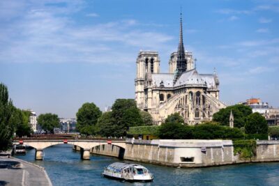 Paris: Ste-Chapelle, Conciergerie, Notre Dame Private Tour - Île de la Cité guided walk: the island makes the landmarks make sense