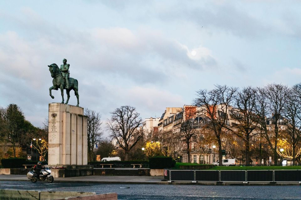 Paris: Sunrise Running and Sightseeing Group Tour - Louvre area and the Tuileries Garden: grand Paris, kept moving