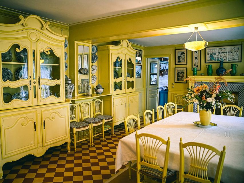 Paris: Transport for visit Giverny Claude Monet 7 peoples - What It Feels Like On the Ground (Punctual and Calm)