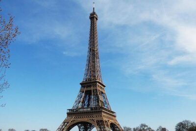 Paris Treasure Hunt – Explore the Seine from Louvre to Eiffel - Meeting at 19 Pl. du Carrousel and getting started