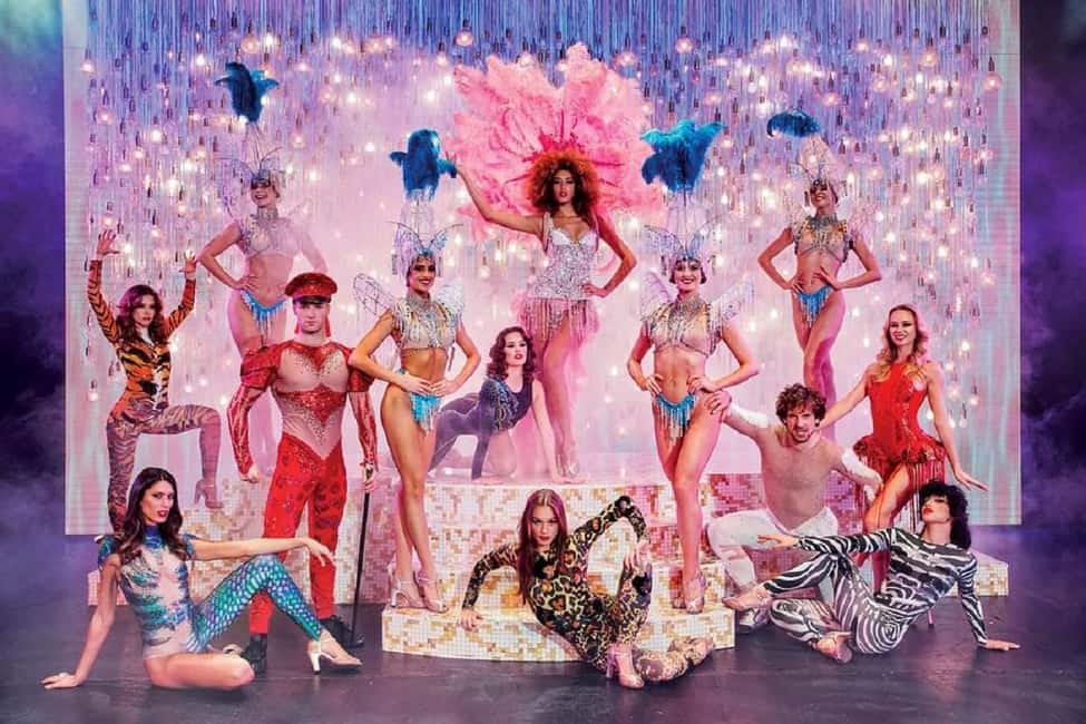 Paris: VIP Dinner and Cabaret Show at Paradis Latin - The VIP dinner flow: a guided rhythm before the curtain rises