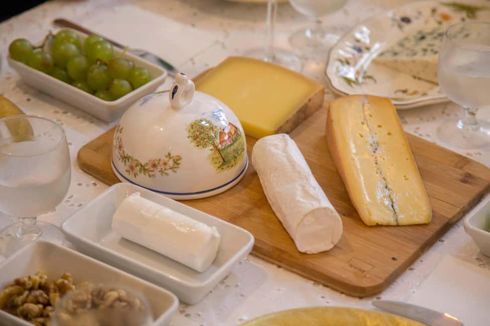Paris: Wine and Cheese Tasting with a Chef Sommelier - Key things that make this tasting work